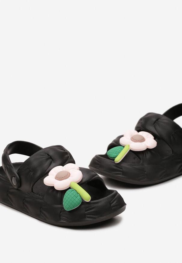 Renee - Czarne Sandały z Paskiem na Piętę i Ozdobnym Kwiatkiem Qiara. Zapięcie: pasek. Kolor: czarny. Wzór: kwiaty. Sezon: lato