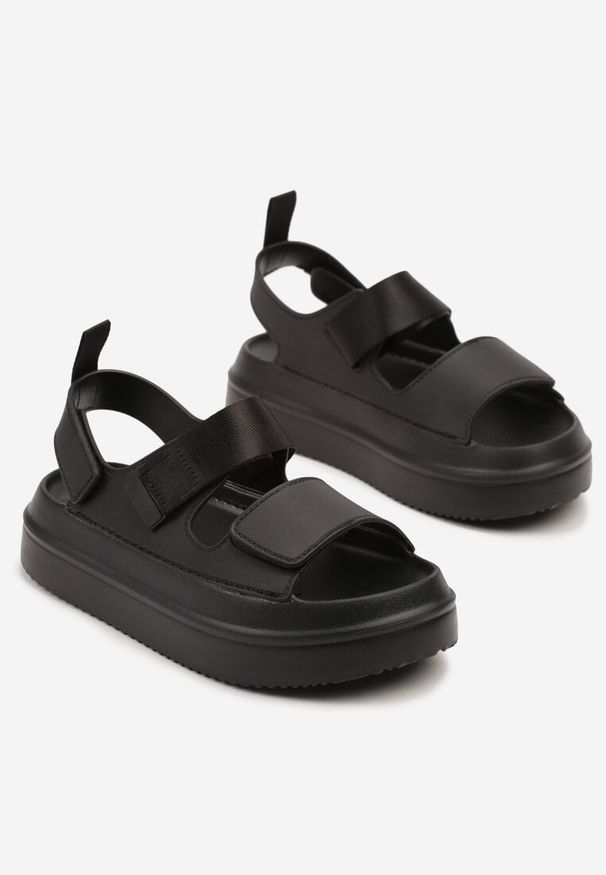Renee - Czarne Sandały na Platformie Ozdobione Dwoma Paskami Sovoiti. Zapięcie: pasek. Kolor: czarny. Wzór: aplikacja. Sezon: lato. Obcas: na platformie. Styl: elegancki. Wysokość obcasa: średni