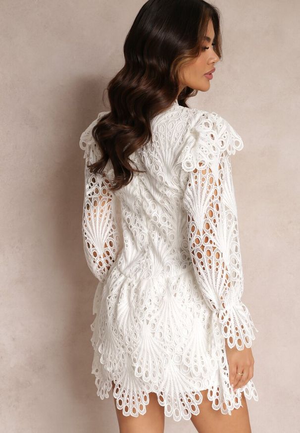 Renee - Biała Rozkloszowana Sukienka Mini z Koronki Delores. Kolor: biały. Materiał: koronka. Wzór: koronka. Długość: mini