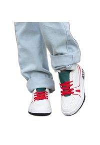 Inna Biało-czerwone buty z zielonym językiem Archie białe. Okazja: na spacer, na plażę. Nosek buta: okrągły. Kolor: biały. Materiał: guma. Sezon: lato. Sport: turystyka piesza