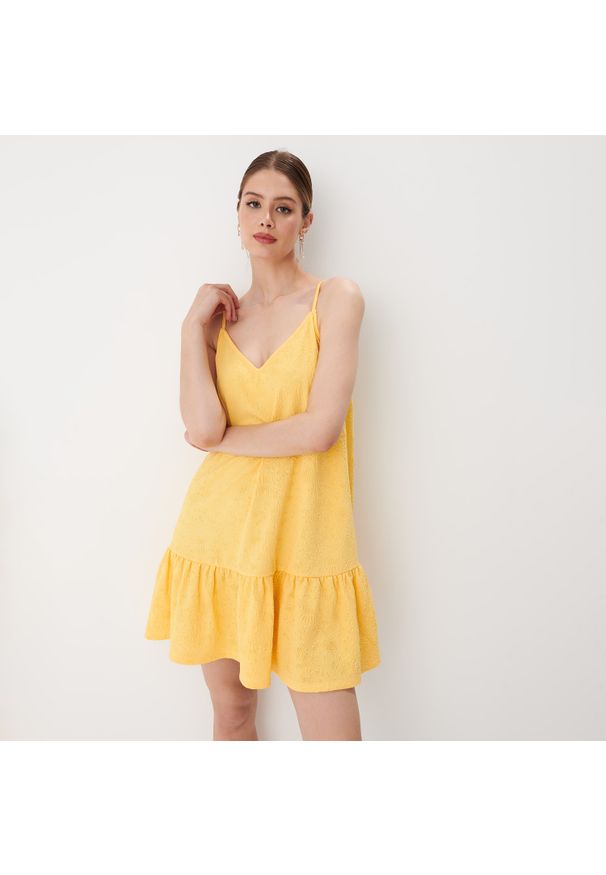 Mohito - Żółta sukienka mini o kroju litery A - Żółty. Kolor: żółty. Długość: mini