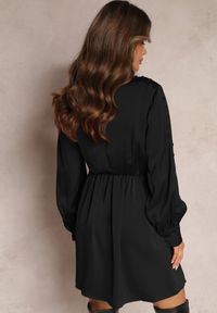 Renee - Czarna Sukienka z Paskiem Ozdobionym Klamrą i Gumką w Talii z Kopertowym Dekoltem Carbanla. Okazja: na randkę. Kolor: czarny. Wzór: aplikacja. Typ sukienki: kopertowe. Długość: mini #5