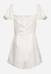 Born2be - Biały Krótki Kombinezon ze Zdobieniem z Cyrkonii w Kształcie Serca Nanthelle. Kolor: biały. Długość: krótkie. Wzór: aplikacja #2