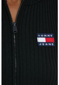 Tommy Jeans kardigan damski kolor czarny ciepły. Kolor: czarny. Materiał: poliester. Długość rękawa: długi rękaw. Długość: długie. Wzór: aplikacja, ze splotem