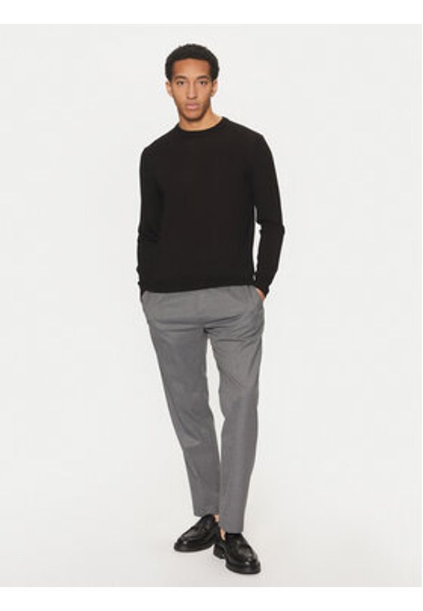 Guess Sweter 170947 Czarny Classic Fit. Kolor: czarny. Materiał: wełna