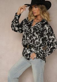 Renee - Czarno-Biała Koszula o Dłuższym Kroju Ozdobiona i Abstrakcyjnym Wzorem Koriassa. Okazja: na co dzień, na imprezę. Kolor: czarny. Materiał: jeans. Długość: długie. Wzór: aplikacja. Styl: casual, elegancki