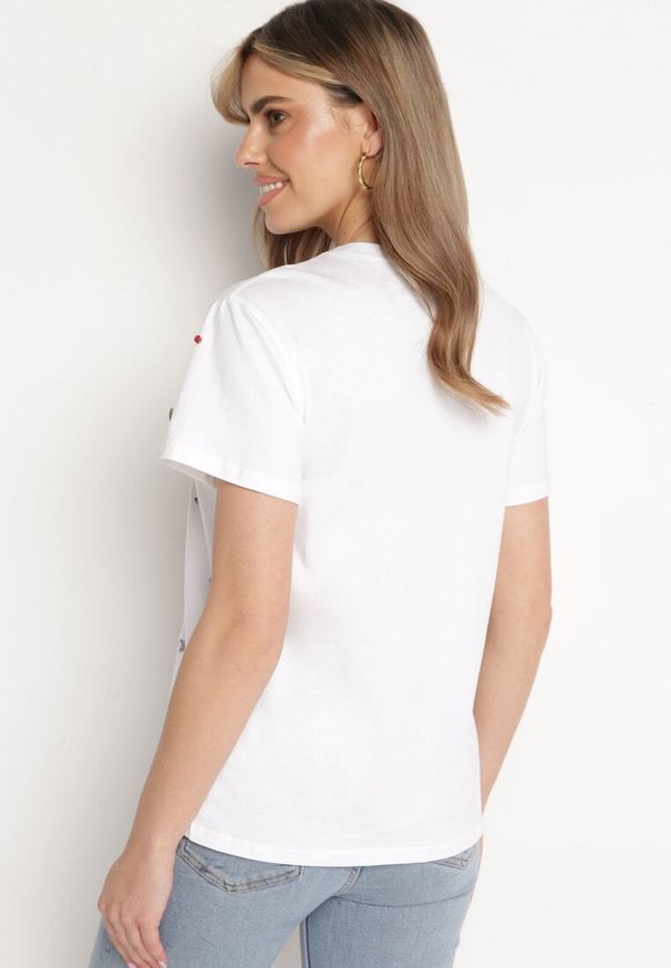 Born2be - Biały T-shirt Ozdobiony Kolorowymi Cyrkoniami Wiadea. Okazja: na co dzień. Kolor: biały. Wzór: kolorowy, aplikacja. Styl: casual, klasyczny