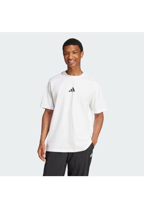 Adidas - Koszulka Codes Photoreal Graphic. Kolor: biały. Materiał: bawełna. Sport: fitness