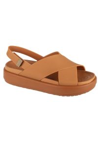 Sandały Crocs Brooklyn Luxe Strap W 209407-2U3 brązowe. Okazja: na co dzień. Zapięcie: pasek. Kolor: brązowy. Materiał: materiał. Obcas: na koturnie. Styl: casual #3