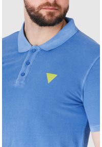 Guess - GUESS Niebieska męska koszulka polo z żółtym logo, Rozmiar M. Typ kołnierza: polo. Kolor: niebieski. Materiał: prążkowany. Długość rękawa: krótki rękaw. Wzór: aplikacja #2