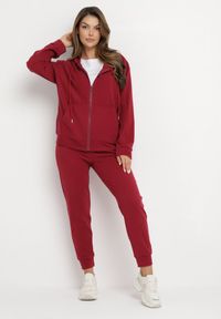 Born2be - Bordowy 2-częściowy Komplet Dresowy z Bluzą i Spodniami Seraphelle. Kolor: czerwony. Materiał: dresówka. Sport: turystyka piesza