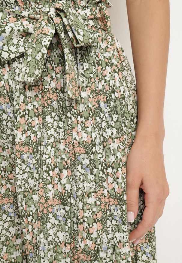 Born2be - Zielone Szerokie Plisowane Spodnie z Bawełną i Gumką w Talii Wiązane Paskiem Closofia. Okazja: na spotkanie biznesowe, do pracy. Stan: podwyższony. Kolor: zielony. Materiał: bawełna. Styl: biznesowy, klasyczny