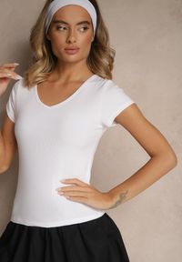 Renee - Biały Prążkowany T-shirt z Wiskozą i Dekoltem w Serek Ralavea. Okazja: na co dzień. Typ kołnierza: dekolt w serek. Kolor: biały. Materiał: wiskoza, prążkowany. Wzór: prążki. Styl: casual