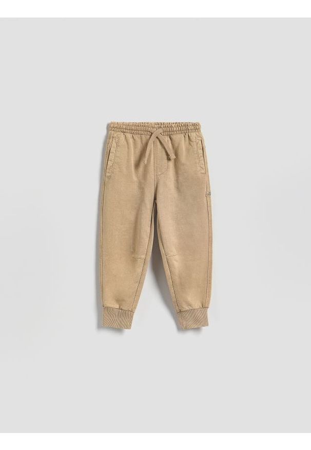 Reserved - Bawełniane joggery - beżowy. Kolor: beżowy. Materiał: bawełna