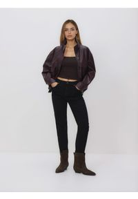 Reserved - T-shirt z wiskozą - ciemnobrązowy. Kolor: brązowy. Materiał: wiskoza