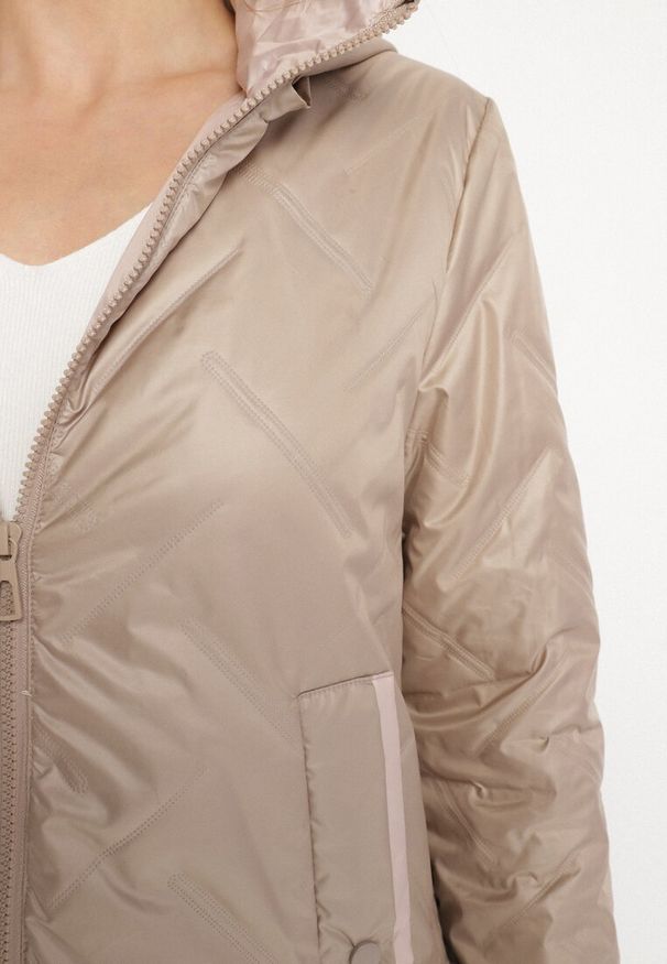 Born2be - Ciemnobeżowa Kurtka Pikowana z Odpinanym Kapturem i Ściągaczami po Bokach Nusarianis. Okazja: na spacer, na co dzień. Kolor: beżowy. Materiał: jeans. Długość rękawa: długi rękaw. Długość: długie. Styl: elegancki, casual