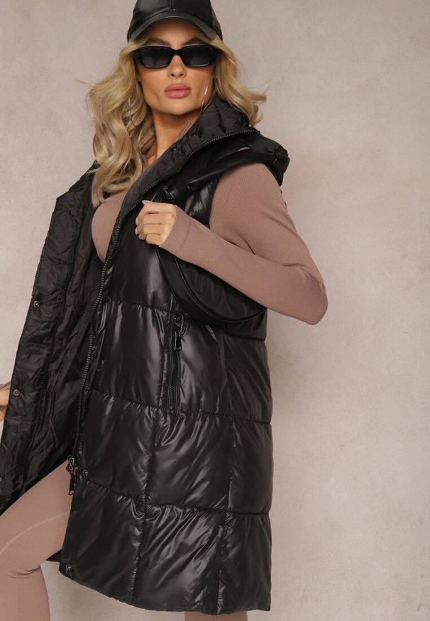 Renee - Czarna Pikowana Kamizelka z Zasuwanymi Kieszeniami i Odpinanym Kapturem Cianefela. Kolor: czarny. Materiał: tkanina
