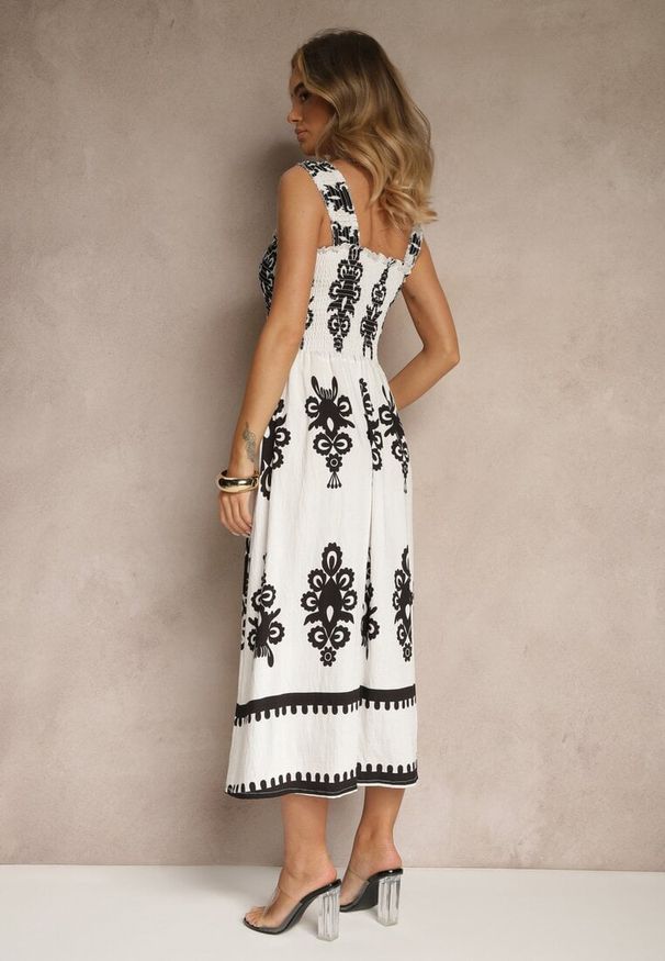 Renee - Biała Rozkloszowana Sukienka z Wiskozy z Ornamentnym Motywem Aloxe. Kolor: biały. Materiał: wiskoza. Sezon: lato