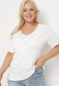 Born2be - Biały Klasyczny T-shirt z Koronką przy Dekolcie Fioma. Okazja: na spotkanie biznesowe. Kolor: biały. Materiał: koronka. Wzór: koronka. Styl: klasyczny #6
