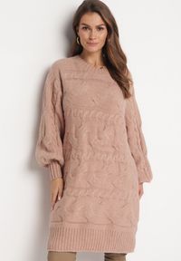 Born2be - Różowy Oversizowy Sweter o Długim Kroju z Ozdobnym Splotem Sapodis. Kolor: różowy. Długość rękawa: długi rękaw. Długość: długie. Wzór: ze splotem