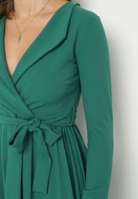 Born2be - Zielona Midi Sukienka z Plisowanym Dołem i Kopertowym Dekoltem z Materiałowym Paskiem Obebba. Kolor: zielony. Materiał: materiał. Typ sukienki: kopertowe. Styl: elegancki. Długość: midi #3