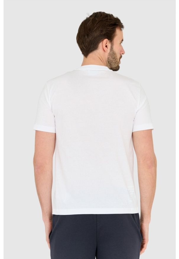 EA7 Emporio Armani - EA7 Biały męski t-shirt z naszywką z logo. Kolor: biały. Wzór: aplikacja
