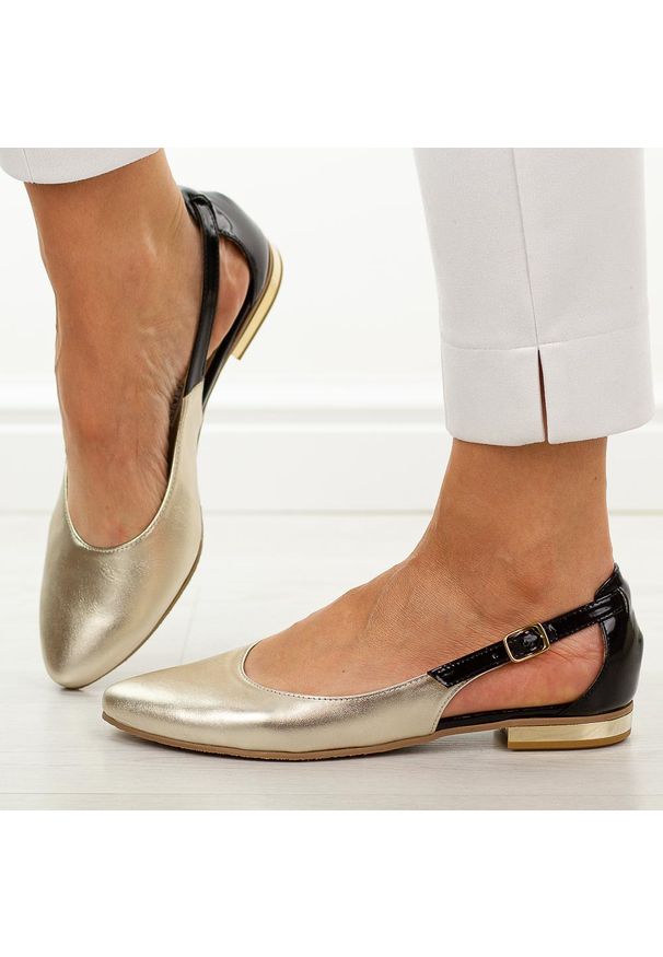 Złote skórzane Polskie baleriny damskie Gregors 699. Okazja: na co dzień. Zapięcie: pasek. Kolor: złoty. Szerokość cholewki: normalna. Materiał: skóra. Sezon: wiosna, lato. Obcas: na obcasie. Styl: casual, elegancki, klasyczny. Wysokość obcasa: niski