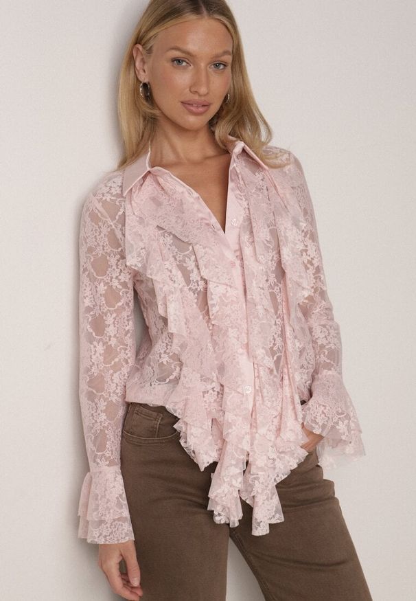Born2be - Różowa Koszula Koronkowa z Wiskozy z Bawełną Ozdobiona Falbanami Hermerine. Kolor: różowy. Materiał: wiskoza, bawełna, koronka. Wzór: aplikacja. Styl: elegancki, klasyczny