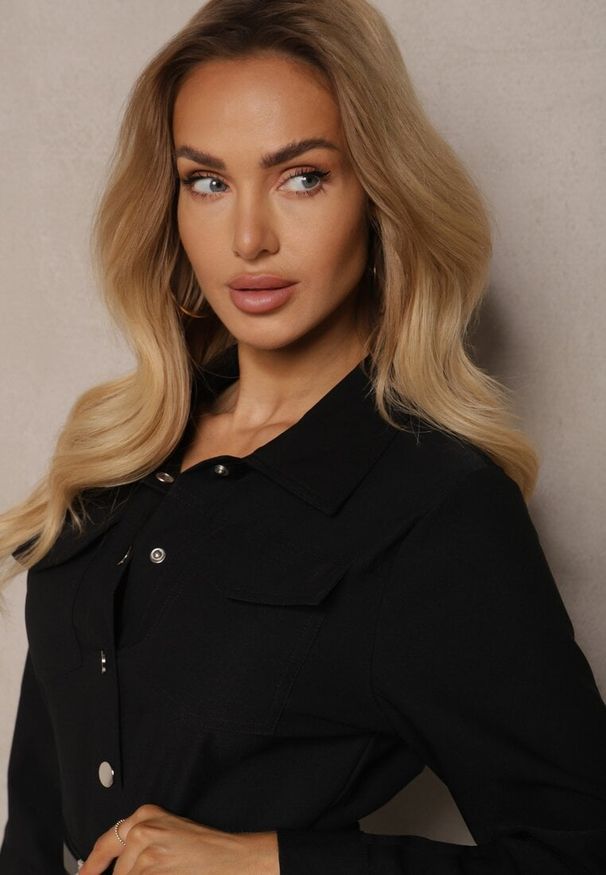 Renee - Czarna Koszulowa Sukienka z Ozdobnym Paskiem i Rozcięciami Ciarira. Okazja: na co dzień. Kolor: czarny. Materiał: skóra. Typ sukienki: koszulowe. Styl: elegancki, casual