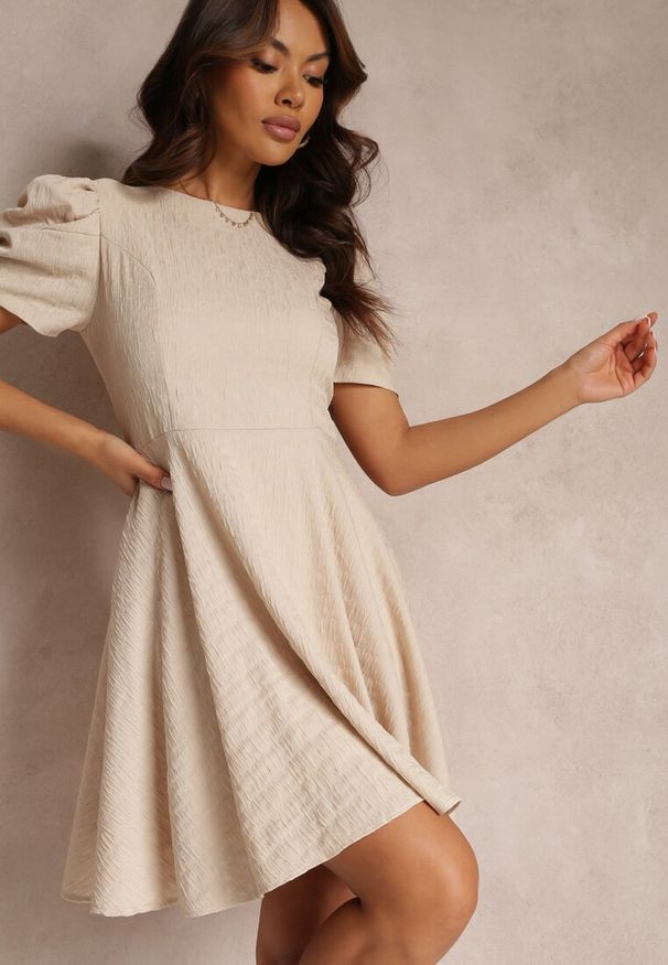 Renee - Beżowa Sukienka Taliowana z Krótkimi Bufiastymii Rękawami Ashika. Kolor: beżowy