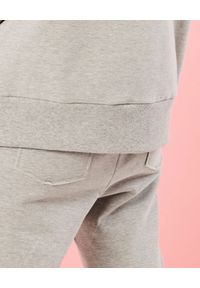 MARLU - Szare spodnie dresowe z haftowanym logo. Stan: podwyższony. Kolor: szary. Materiał: dresówka. Wzór: haft #2