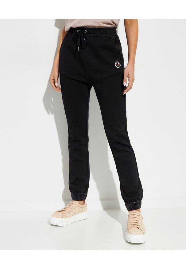 MONCLER - Czarne spodnie jogger. Kolor: czarny. Materiał: nylon, materiał