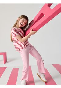 Sinsay - Prążkowane spodnie flare - różowy. Kolor: różowy. Materiał: prążkowany #1