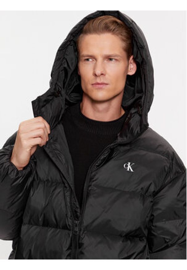 Calvin Klein Jeans Kurtka puchowa J30J324077 Czarny Relaxed Fit. Kolor: czarny. Materiał: syntetyk, puch