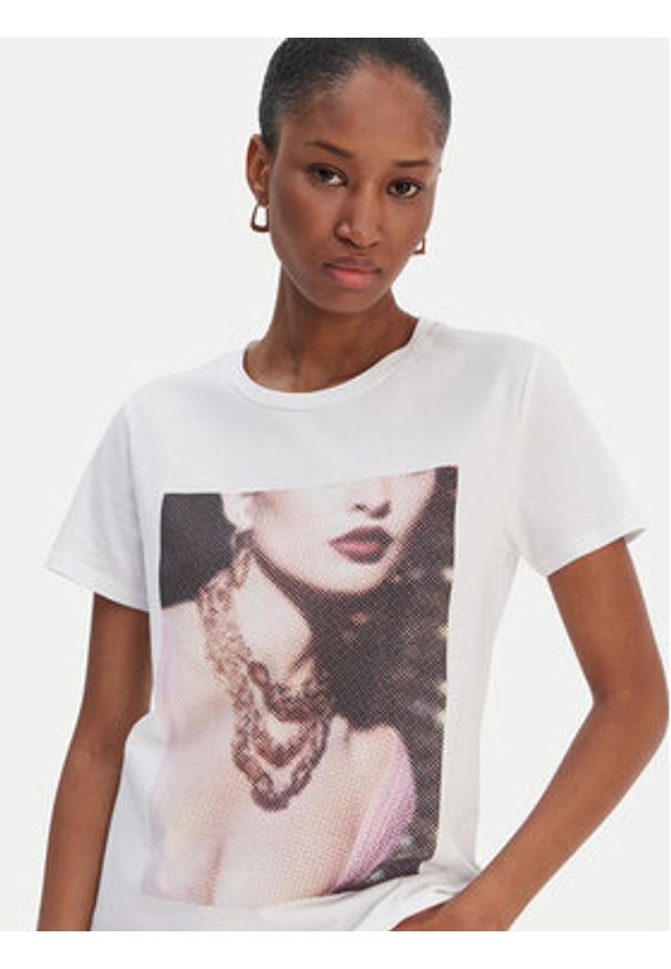 Guess T-Shirt W6RI57 K9RM1 Biały Classic Fit. Kolor: biały. Materiał: bawełna