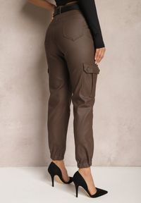 Renee - Brązowe Spodnie Cargo z Ekoskóry ze Ściągaczem Selani. Okazja: na co dzień. Kolor: brązowy. Materiał: skóra. Wzór: aplikacja. Styl: casual #5
