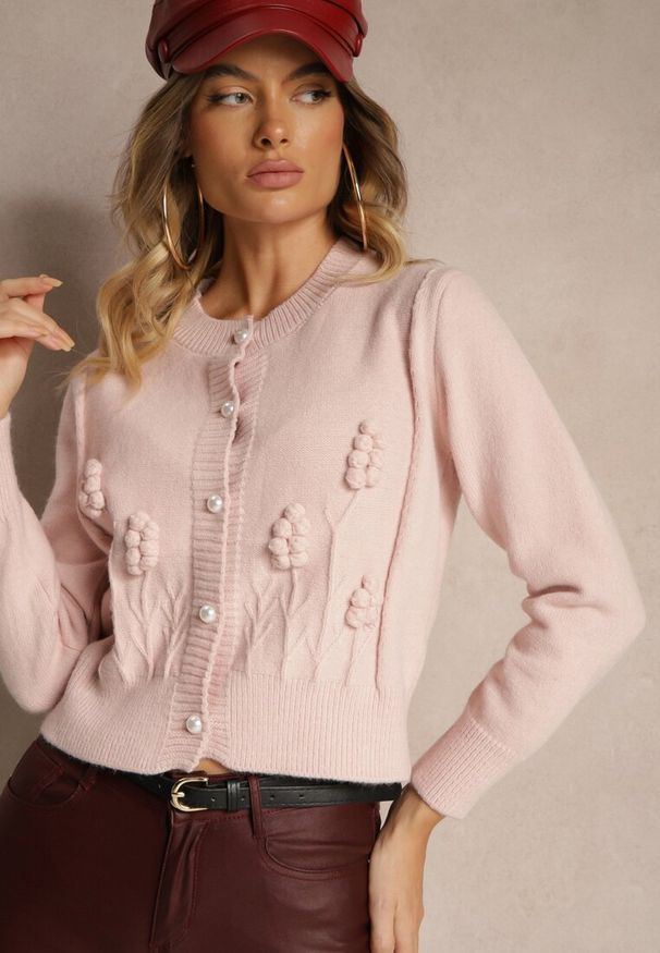 Renee - Różowy Wiskozowy Kardigan z Guzikami Perełkami Brokatem Tłoczeniem i Kuleczkami Harirani. Kolor: różowy. Materiał: wiskoza. Styl: klasyczny