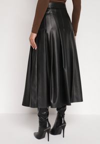 Born2be - Czarna Rozkloszowana Spódnica z Imitacji Skóry Zdobiona Plisami Tusbella. Okazja: na co dzień. Kolor: czarny. Materiał: skóra. Wzór: aplikacja. Styl: casual, elegancki #4
