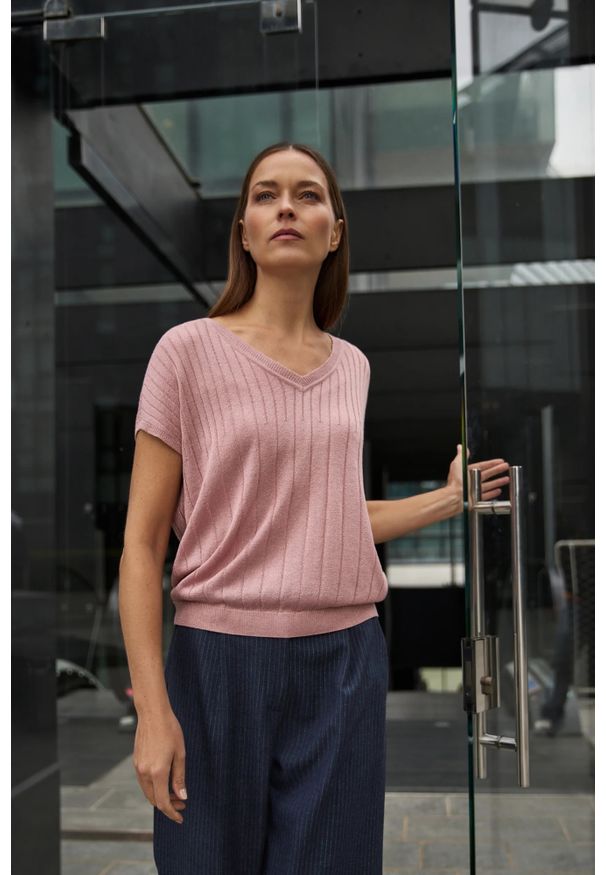 MOODO - Sweter z krótkimi rękawami różowy. Kolor: różowy. Materiał: wiskoza. Długość rękawa: krótki rękaw. Długość: krótkie