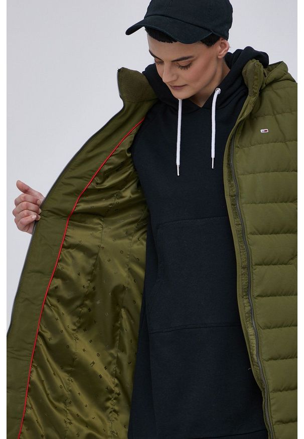 Tommy Jeans Kurtka puchowa damska kolor zielony przejściowa. Kolor: zielony. Materiał: materiał, tkanina, puch. Wzór: gładki
