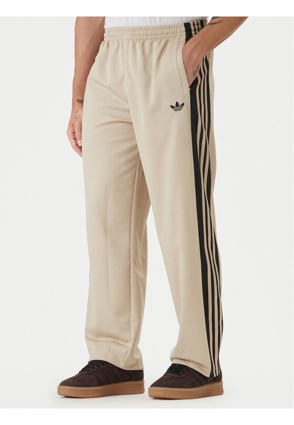 Adidas - adidas Spodnie dresowe KE0116 Beżowy Loose Fit. Kolor: beżowy. Materiał: syntetyk
