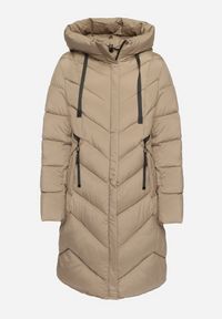 Born2be - Beżowa Długa Kurtka Pikowana z Kapturem i Ozdobnymi Suwakami Hediella. Okazja: na co dzień. Typ kołnierza: kaptur. Kolor: beżowy. Materiał: jeans, dzianina. Długość: długie. Styl: klasyczny, casual, elegancki #3