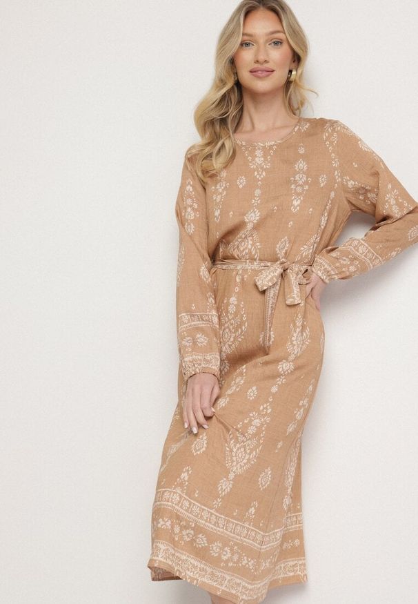 Born2be - Beżowa Sukienka we Wzory Boho Pudełkowa z Paskiem w Talii Lisanea. Okazja: na co dzień. Kolor: beżowy. Materiał: materiał. Długość rękawa: długi rękaw. Typ sukienki: w kształcie A. Styl: boho