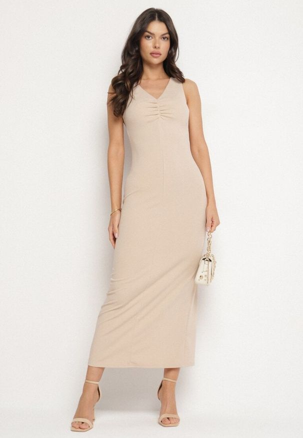 Born2be - Jasnobeżowa Dopasowana Sukienka z Wiskozą Ozdobiona Marszczeniem Siloria. Okazja: na co dzień. Typ kołnierza: dekolt w kształcie V. Kolor: beżowy. Materiał: wiskoza. Wzór: aplikacja. Sezon: lato. Typ sukienki: proste. Styl: elegancki, casual