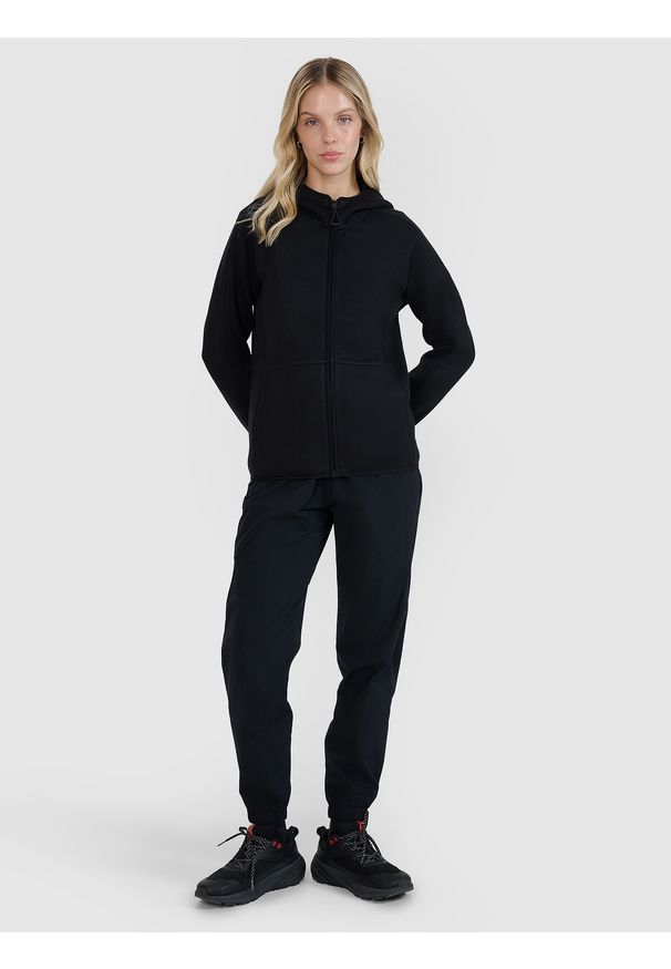 4f - 4F Bluza dresowa rozpinana z kapturem damska - czarna XS. Okazja: na co dzień. Typ kołnierza: kaptur. Kolor: czarny. Materiał: dresówka. Wzór: napisy, gładki, ze splotem. Styl: sportowy, casual, elegancki. Sport: fitness