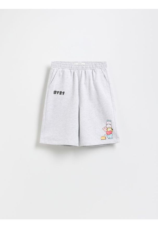 Reserved - Szorty z nadrukiem BT21 - jasnoszary. Kolor: szary. Materiał: bawełna. Wzór: nadruk