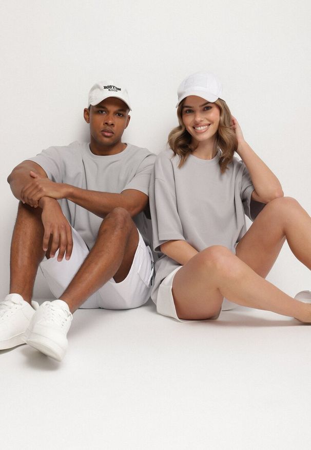 Born2be - Jasnoszara Koszulka T-shirt Klasyczna Paliessa. Kolor: szary. Styl: klasyczny