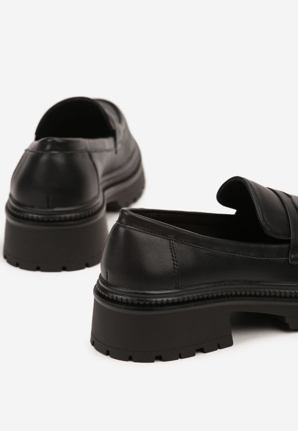 Born2be - Czarne Klasyczne Mokasyny na Grubej Podeszwie Poegelia. Okazja: na co dzień. Kolor: czarny. Materiał: jeans. Wzór: aplikacja. Styl: klasyczny