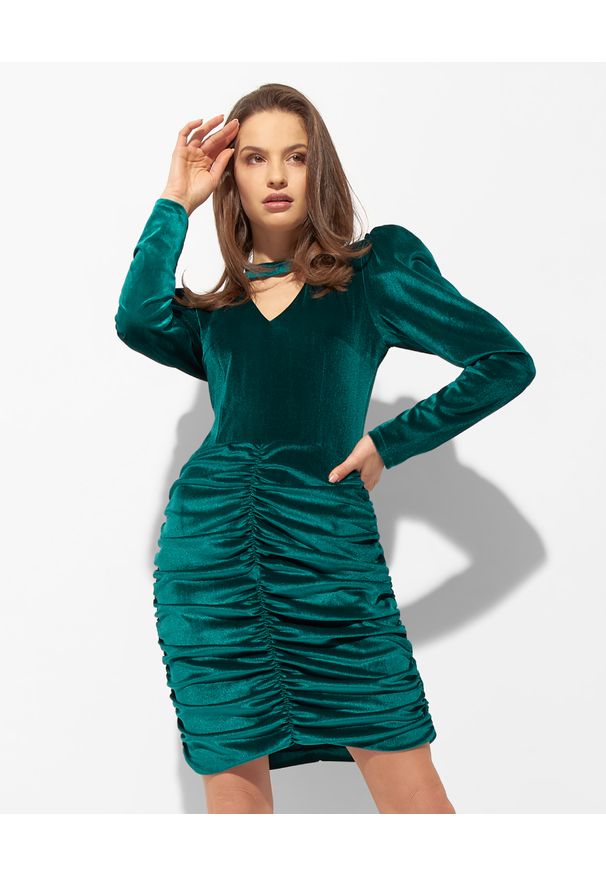 COSEL - Zielona aksamitna sukienka mini. Okazja: na imprezę. Kolor: zielony. Materiał: materiał. Długość rękawa: długi rękaw. Wzór: nadruk. Typ sukienki: kopertowe. Styl: klasyczny, wizytowy, elegancki. Długość: mini