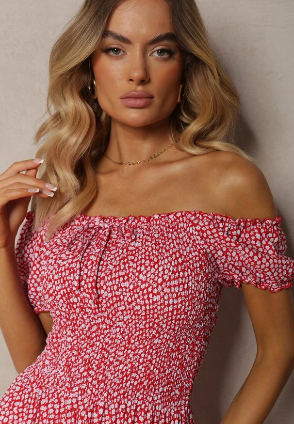 Renee - Czerwona Sukienka Midi o Fasonie Bawełnianej Hiszpanki Nairo. Okazja: na co dzień. Typ kołnierza: dekolt hiszpanka. Kolor: czerwony. Materiał: bawełna. Styl: elegancki, casual. Długość: midi